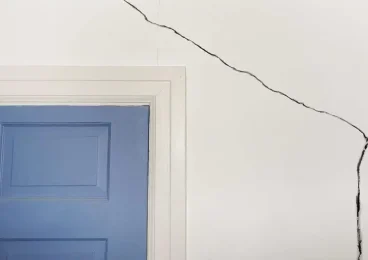 00127---large-crack-in-a-wall-beside-and-over-a-doorway---16_9 (1)